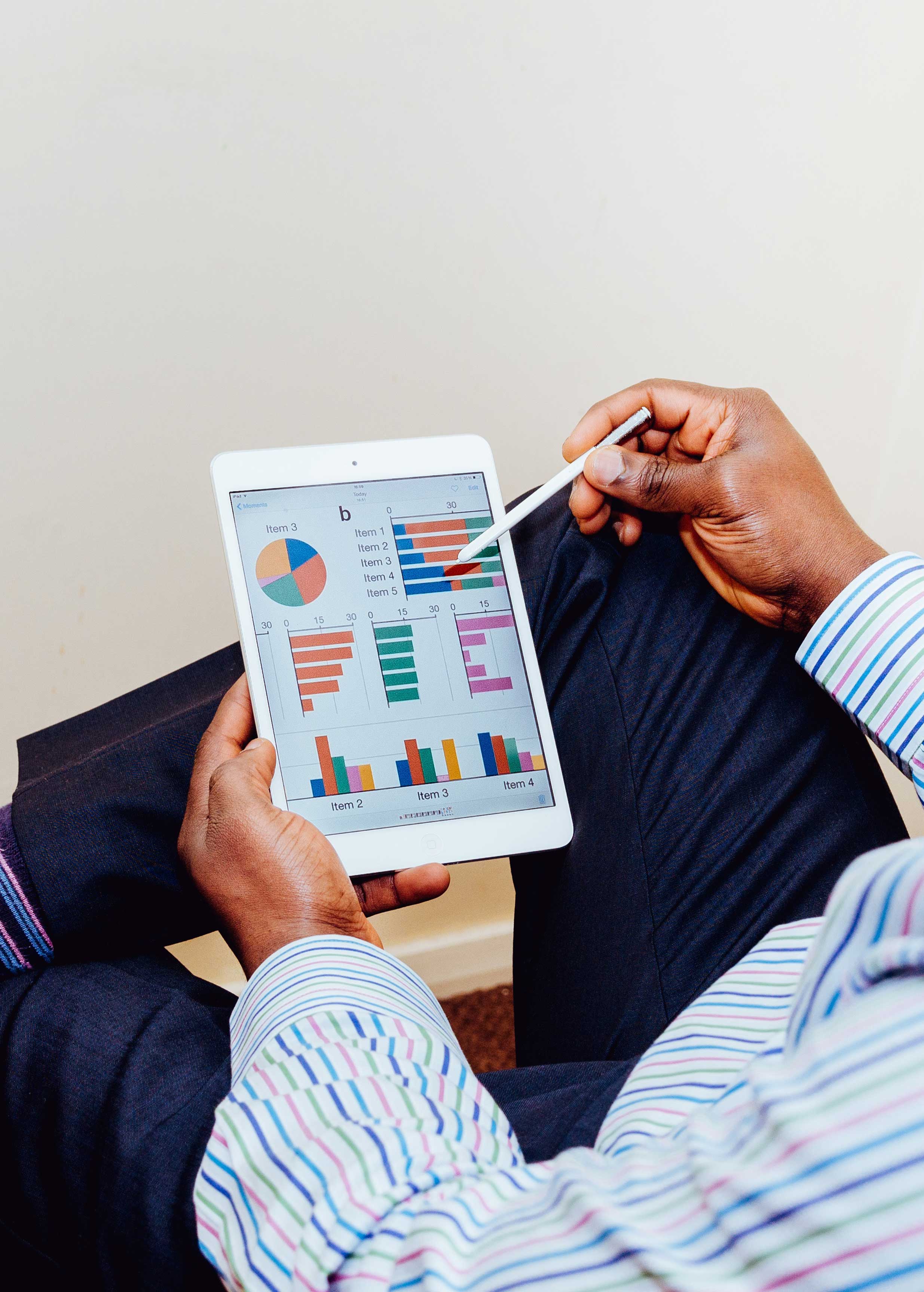 homme-tablette-e-learning Homme-formation-e-learning-tablette
